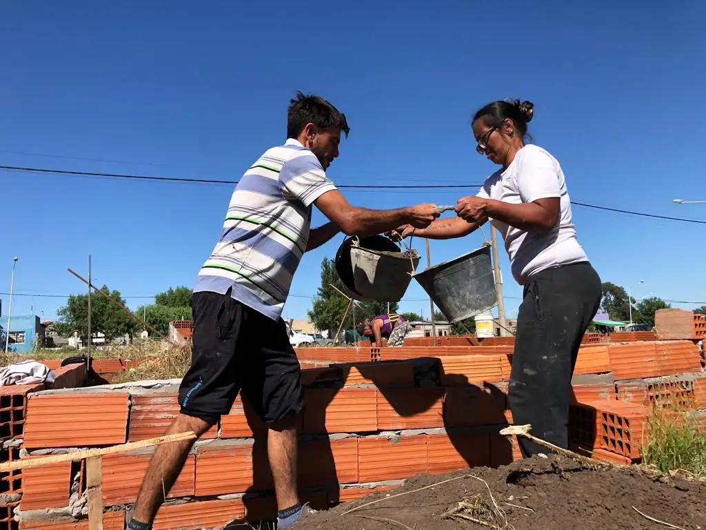 Los adjudicatarios construyen sus propias viviendas, con ayuda de una cuadrilla municipal.