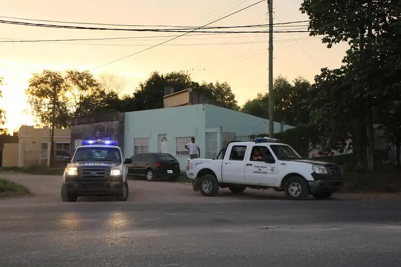 Dos policías heridos y una patrulla dañada como saldo de una pelea 