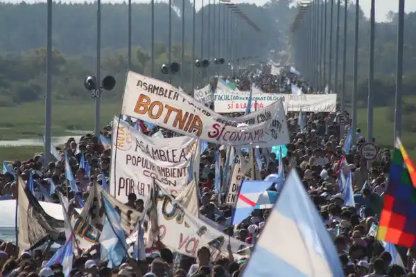 La Asamblea Ciudadana Ambiental convocó a marchar contra las papeleras y en defensa de los humedales
