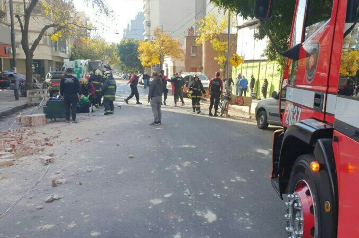 Cayó parte de un edificio y aplastó a dos personas