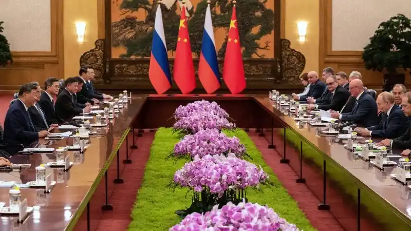 El presidente chino, Xi Jinping (izquierda), habla al inicio de una reunión bilateral con el presidente ruso, Vladimir Putin (segundo por la derecha), en el Gran Palacio del Pueblo en Pekín, el martes 2 de septiembre de 2025. (Foto vía AP)