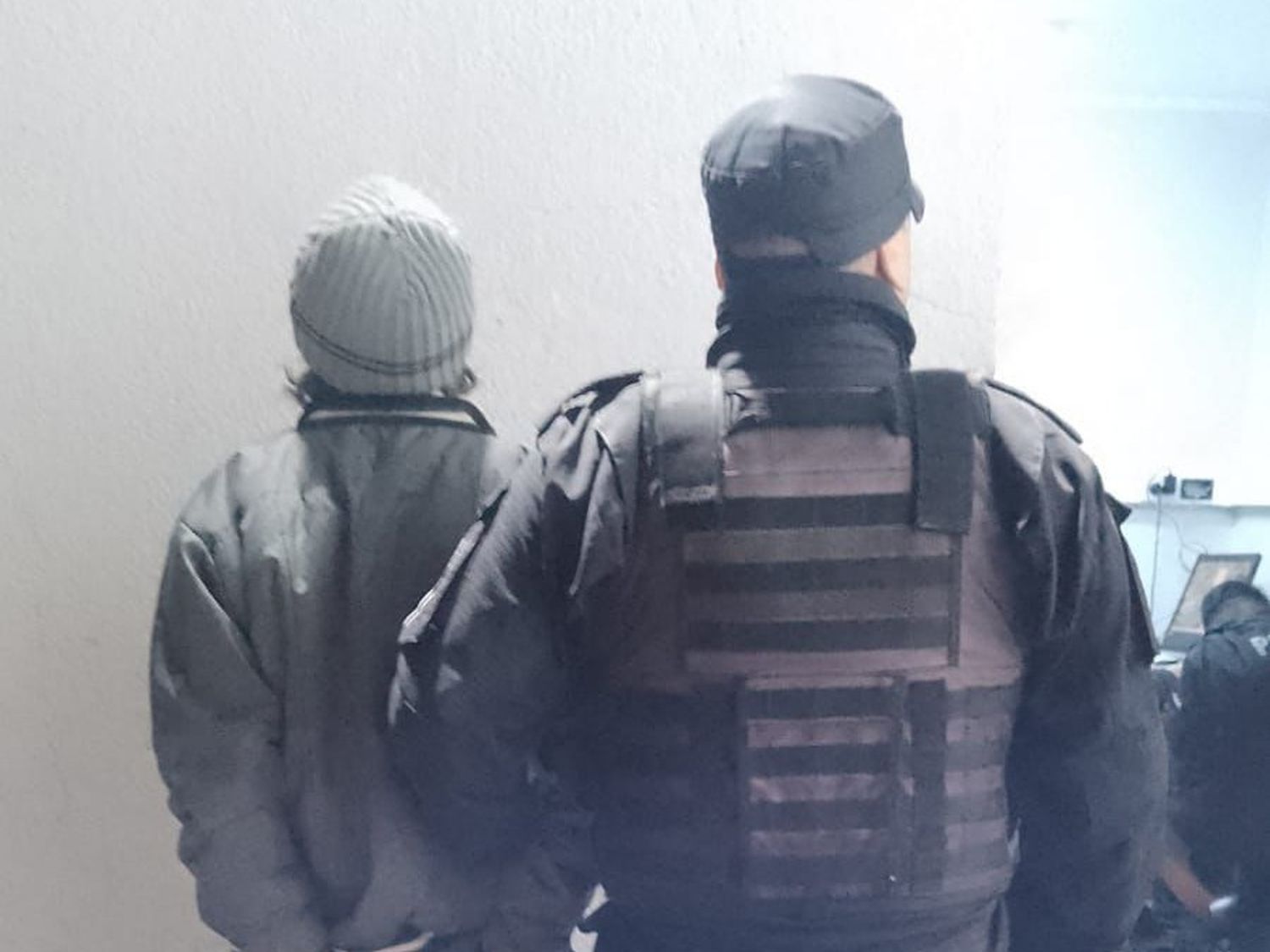 Amenazaron a una mujer con un arma, trataron de huir de la policía con una moto robada y fueron detenidos