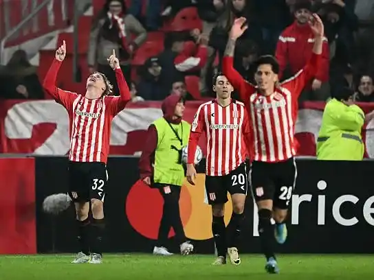 Estudiantes festeja su agónica clasificación.