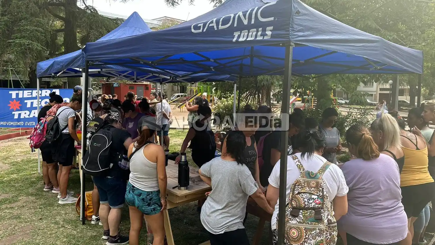 Organizaciones sociales realizaron una olla popular frente al Municipio: estiman que más de 6 mil chicos comen en comedores