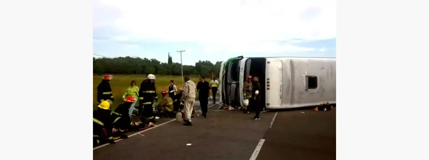Liberaron al chofer del micro que volcó en la Ruta 2