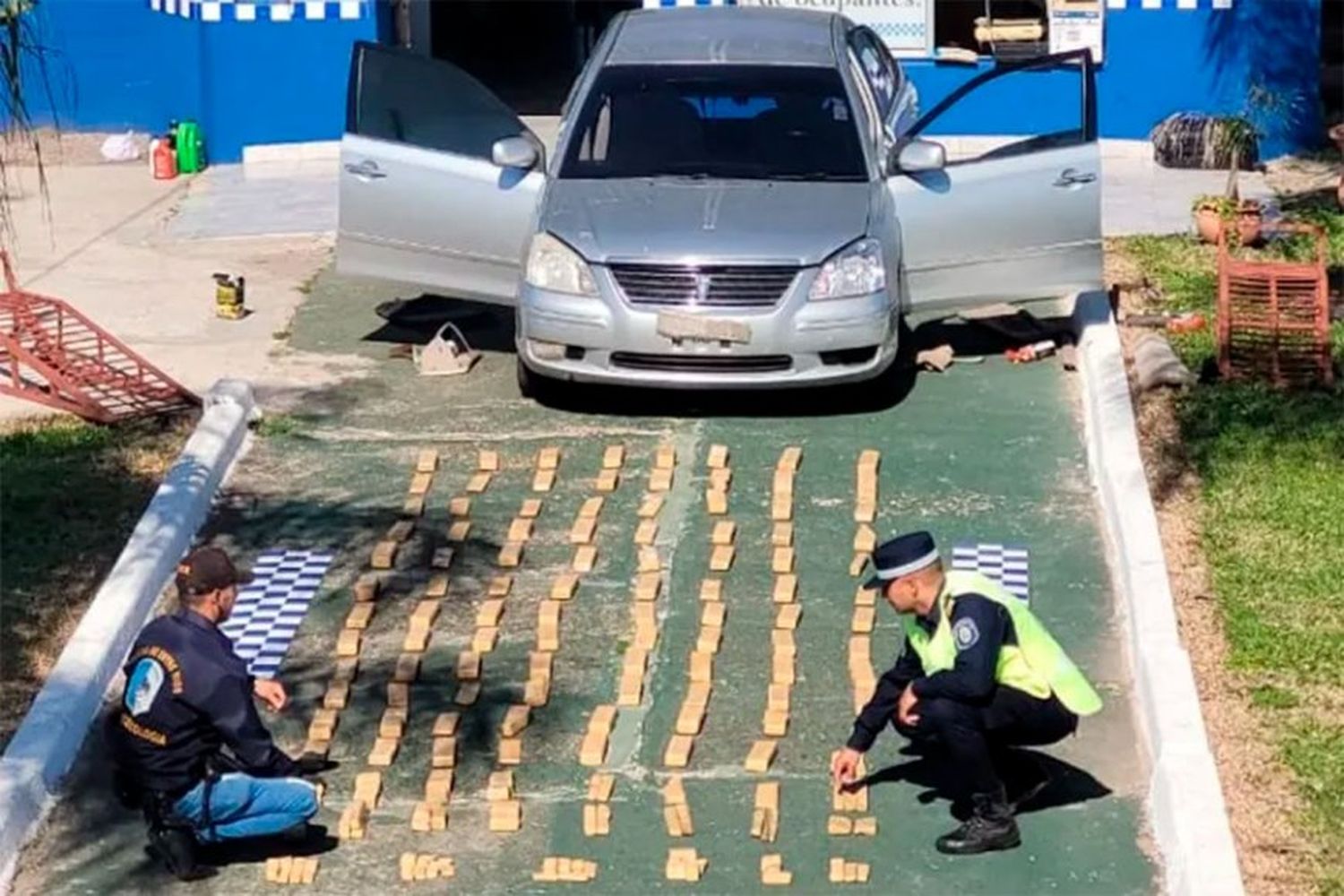 Un hombre quiso ingresar a la provincia con 182 ladrillos de marihuana en el doble fondo de su auto