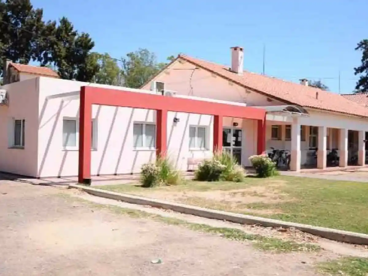Joven motociclista cae a la ruta y por poco no es arrollada por un camión