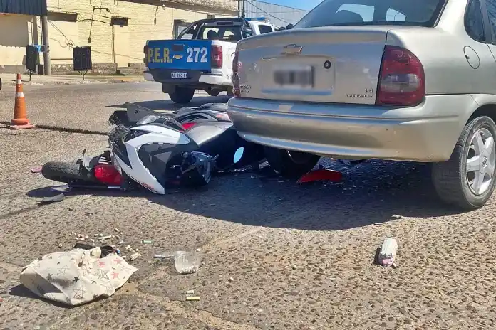 Hospitalizaron a una motociclista tras chocar con un auto