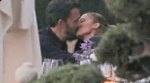 Sin un ápice de duda de que JLo y Ben Affleck están de regreso. Foto Twitter Page Six 