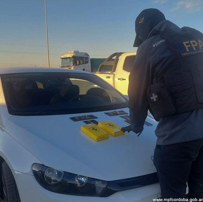 Tres detenidos con antecedentes y más de dos kilos de cocaína incautados en un peaje de la región - 2