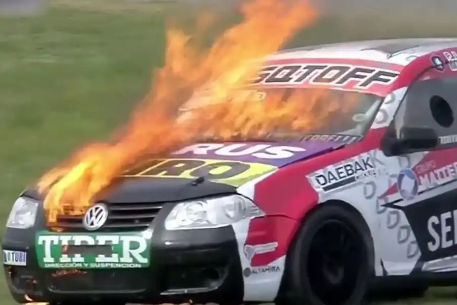 Automovilismo: Se incendió el auto del hermano del "Dibu" Martínez en plena carrera