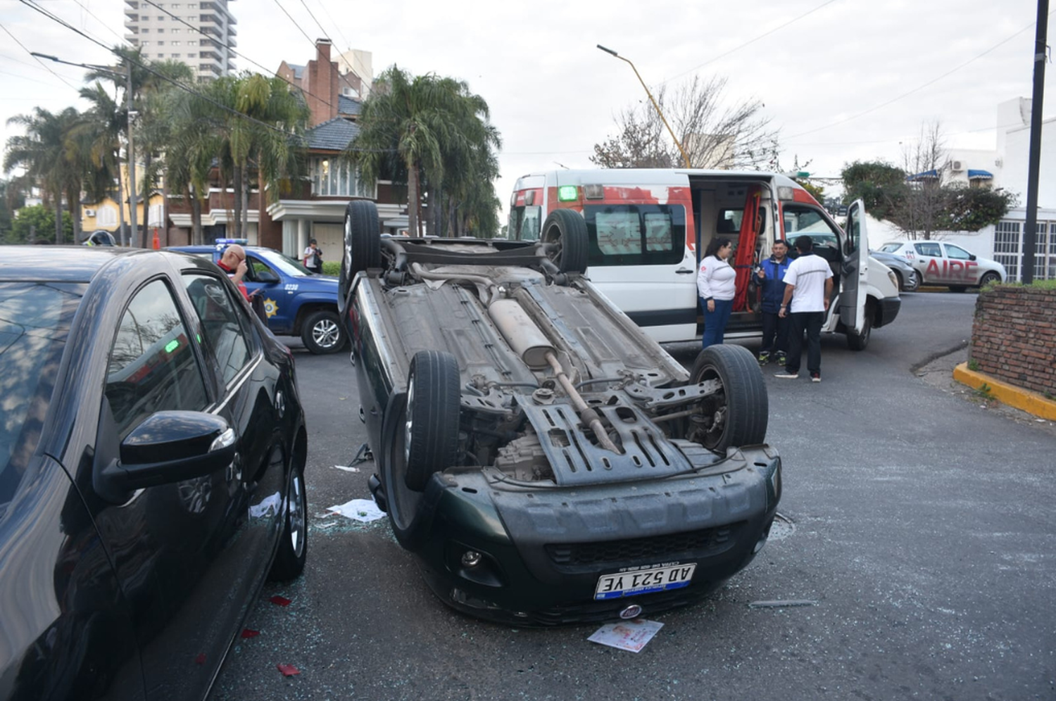 Santa Fe: un fuerte choque terminó con el vuelco de un auto en el macrocentro