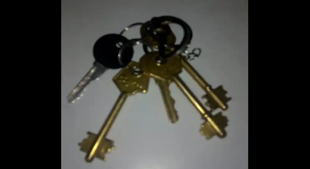 Llaves olvidadas en negocio