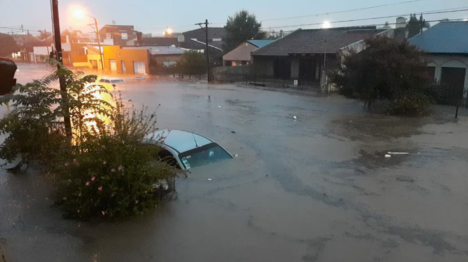 Bahía Blanca: los muertos ascienden a 13 y siguen las tareas de asistencia en las zonas más afectadas