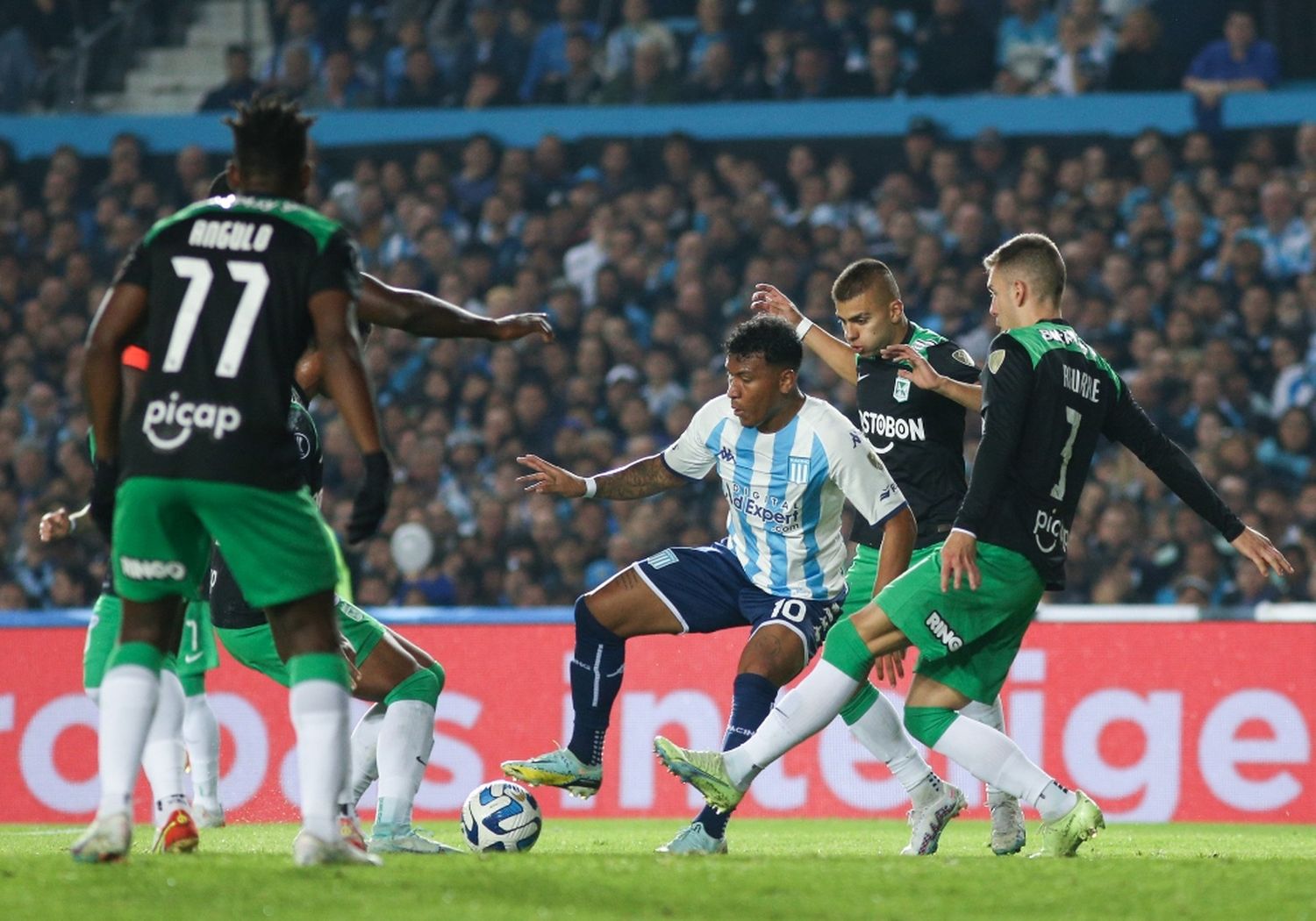 Racing goleó y será rival de Boca en cuartos de final