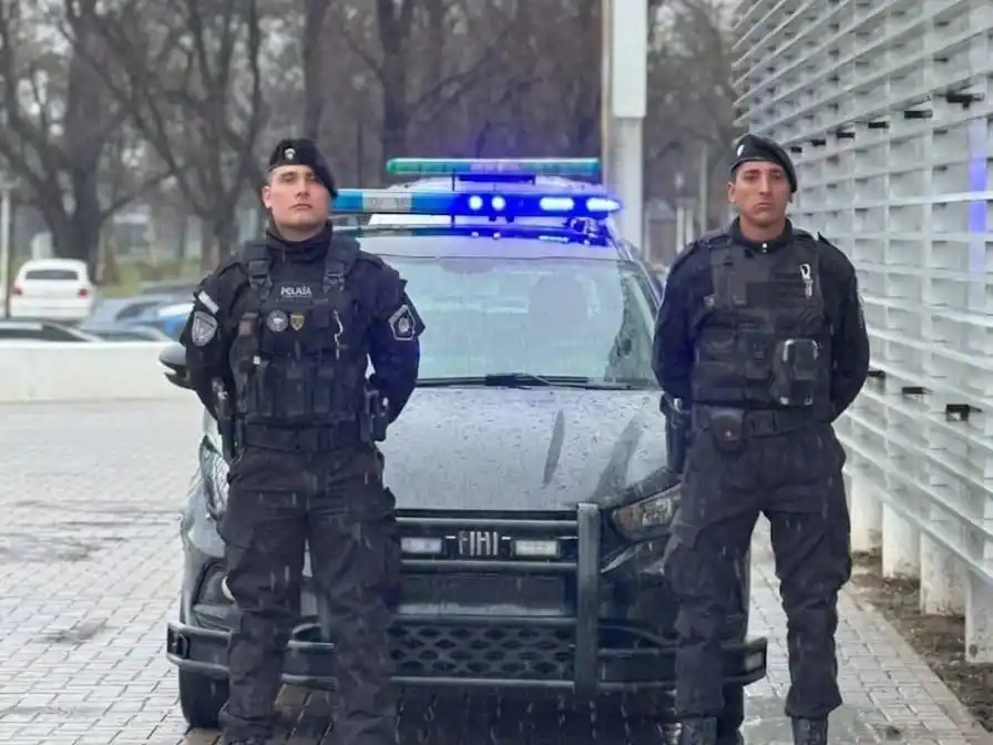 Los Suboficiales de Policía Mauro Cardoso y Gerardo Oviedo asistieron de inmediato a la niña. Foto: Gentileza.