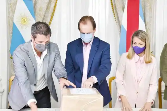 Bordet y Cresto encabezaron  el acto de apertura de ofertas  para el Acueducto Metropolitano