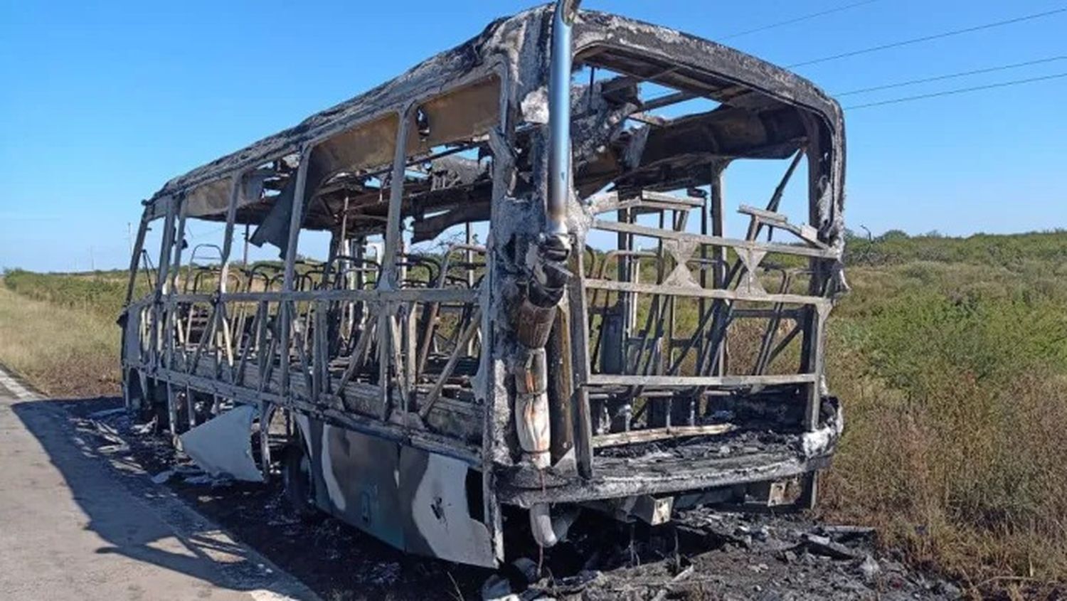 Impactante: un colectivo se incendió por completo en una ruta de Entre Ríos