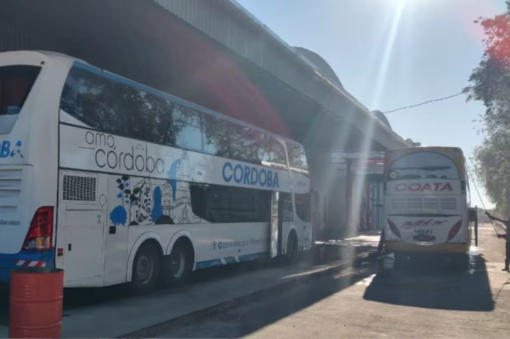 La Policía investiga quién arrojó el feto, de unos 15 centímetros, en el baño de la unidad.