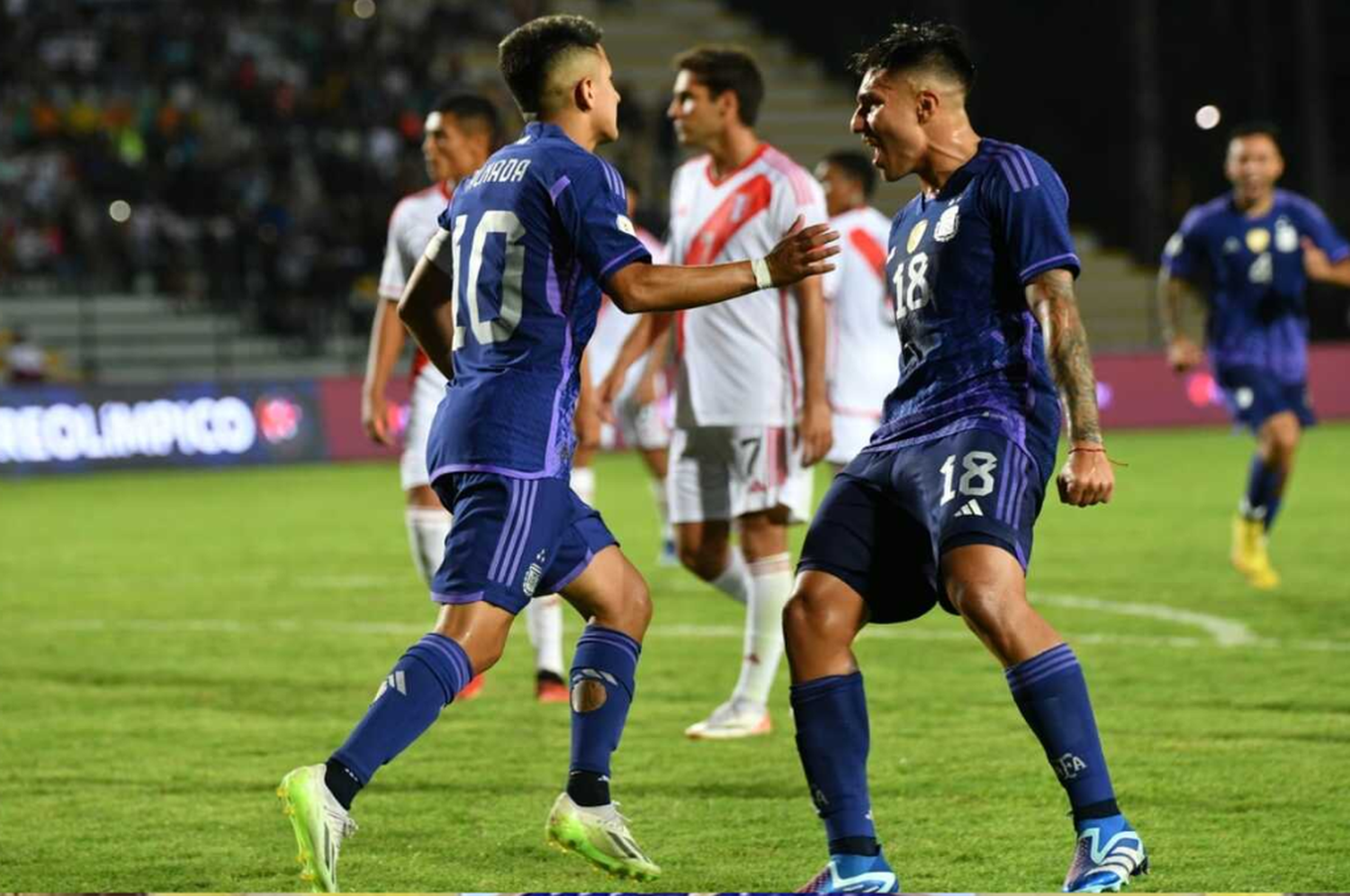 La Selección argentina Sub 23 juega hoy ante Chile en búsqueda de la clasificación a la fase final del Preolímpico Sudamericano. (Foto: EFE)