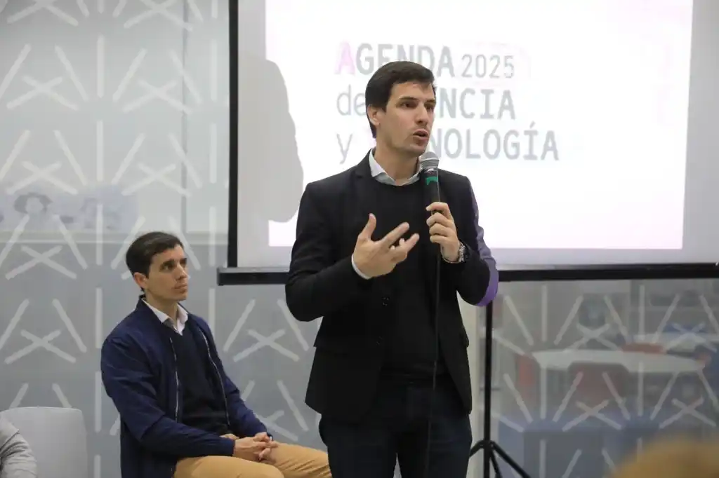 El intendente en la presentación de la Agenda de Ciencia y Tecnología