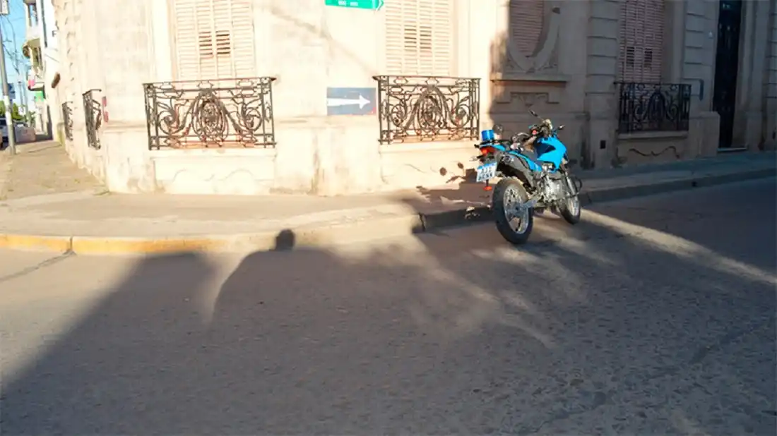 Un joven alcoholizado atropelló con su camioneta a un policía en moto y se dio a la fuga