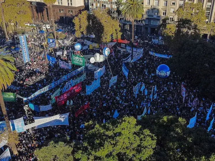 El Gobierno y las universidades sellaron un acuerdo salarial y presupuestario, pero continúa la demanda en la Corte