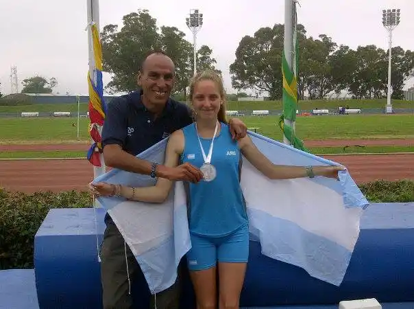 Agustina Boucherie junto con su entrenador Leonardo Malgor. 