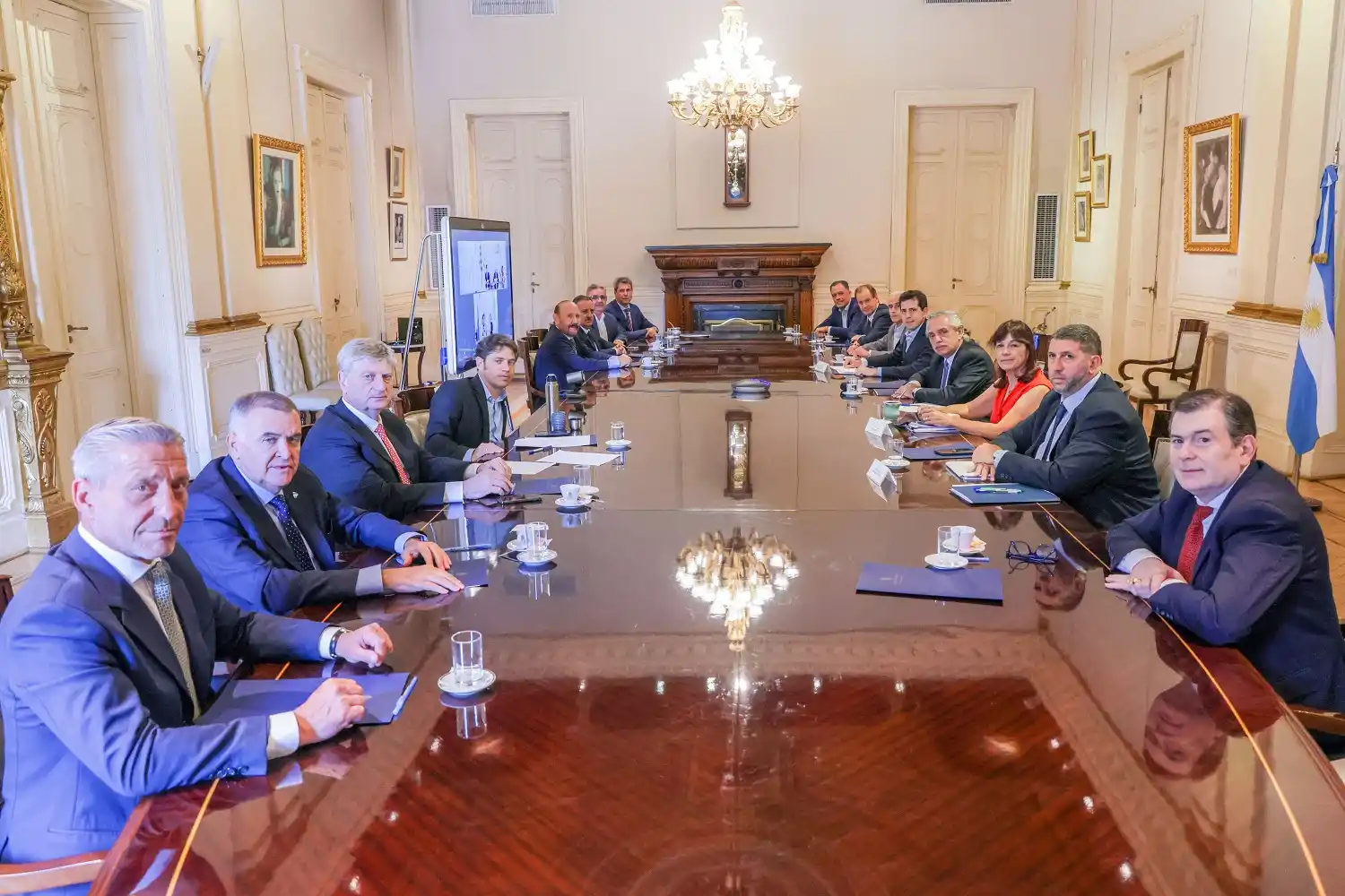 Alberto Fernández se reunió de urgencia con gobernadores afines.