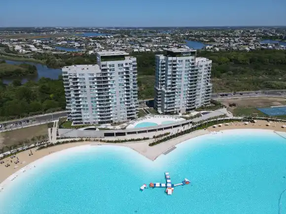 Las torres de lujo en Tigre que tienen laguna artificial, playa de arena y canchas de tenis pero tributaban como baldío