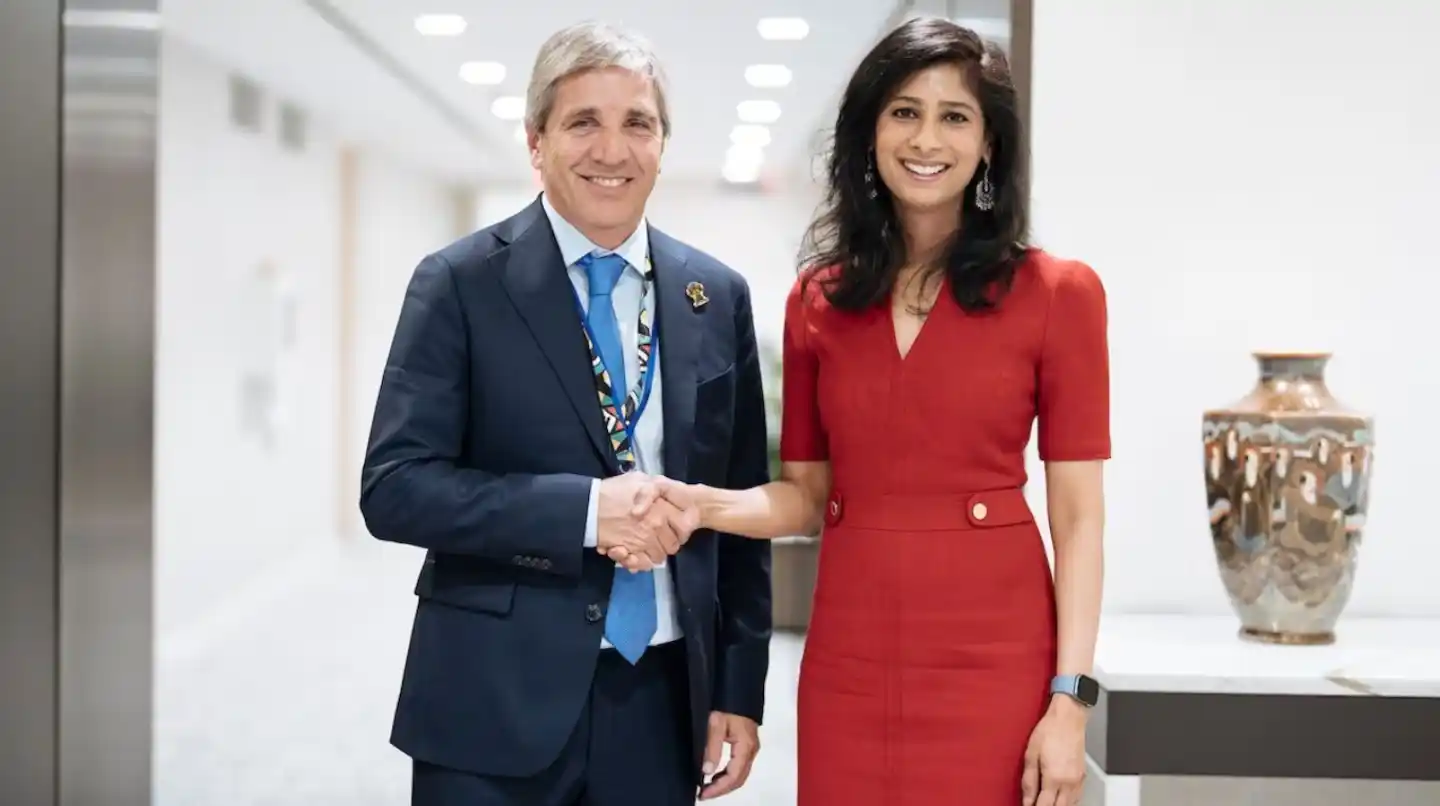 El ministro de Economía, Luis Caputo, se reunió con la número 2 del FMI, Gina Gopinath.