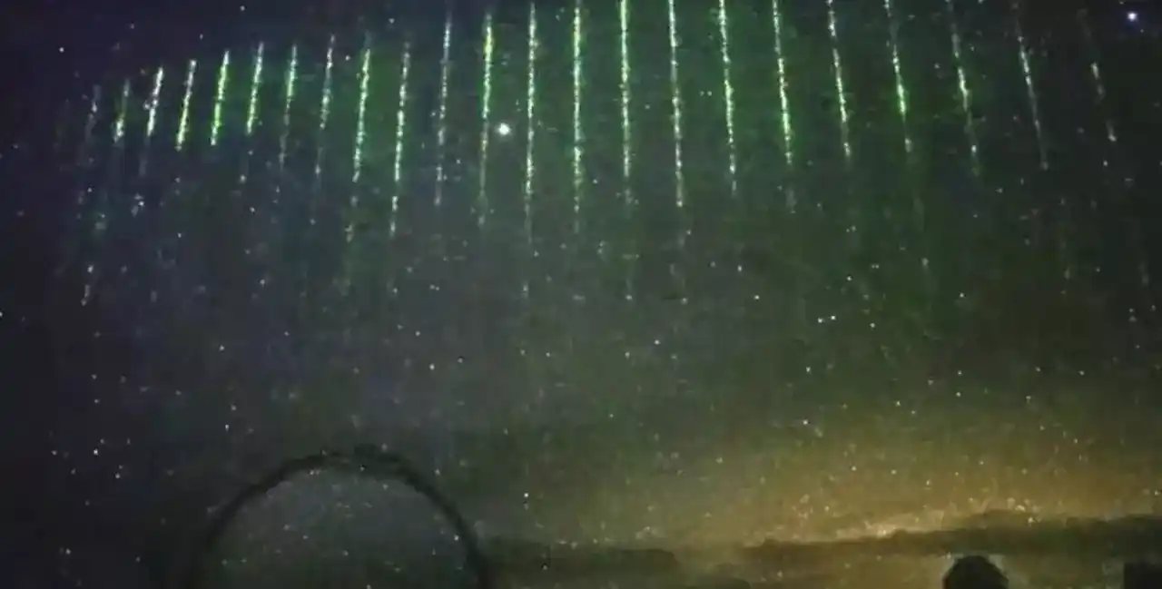 Video: misteriosos rayos láser espaciales iluminaron el cielo nocturno de Hawái