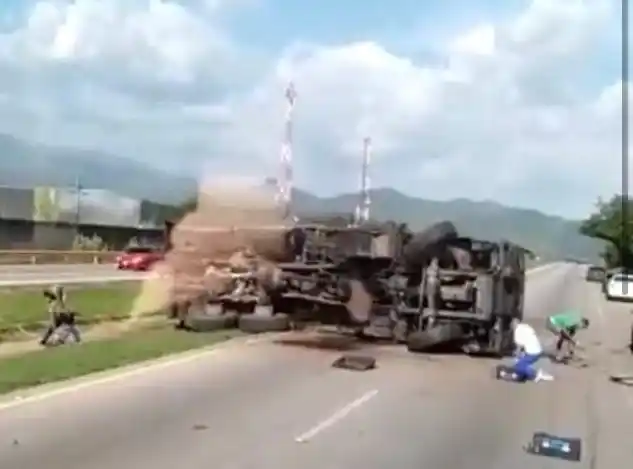Así quedó un camión del Ejército después de volcarse en la ARC (+Video)