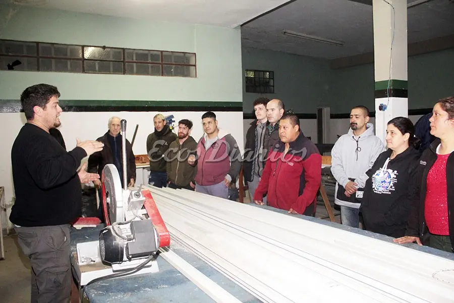Interés. En la capacitación de carpintería de aluminio en el polo productivo