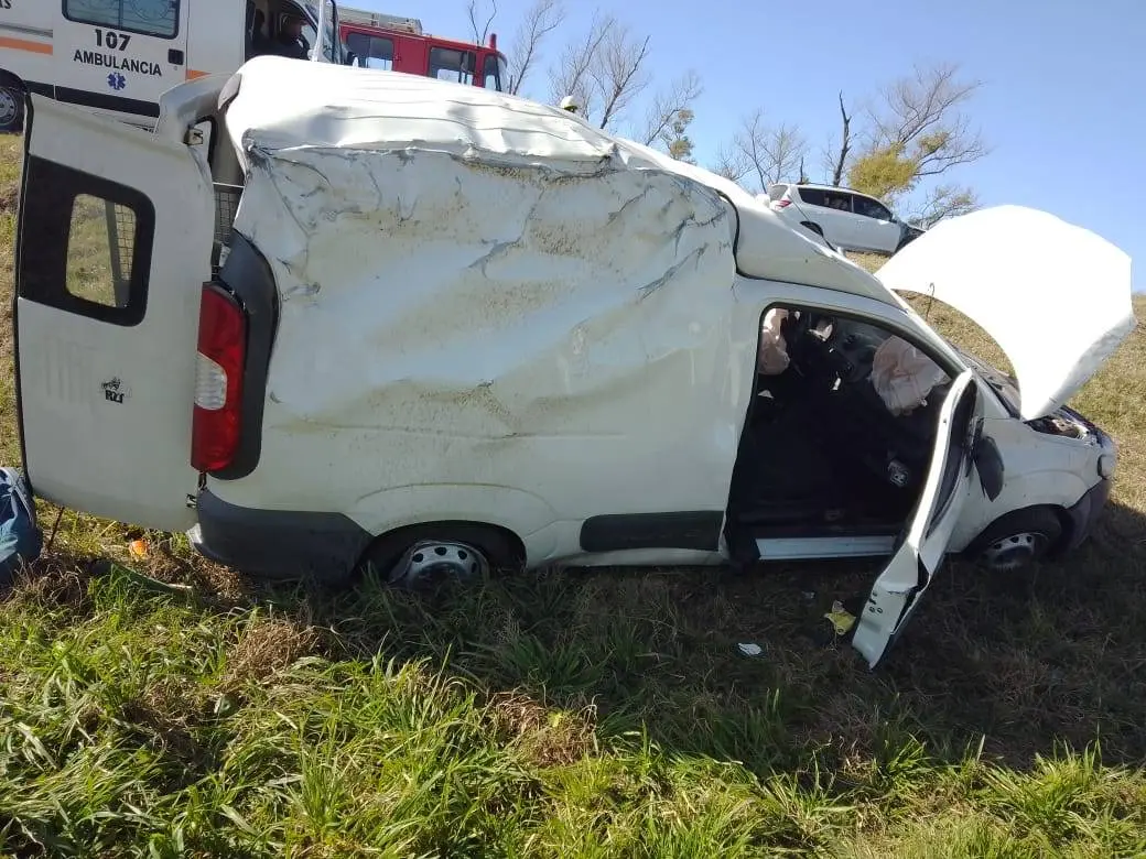 Madre e hija despistaron su camioneta en la ruta N° 12