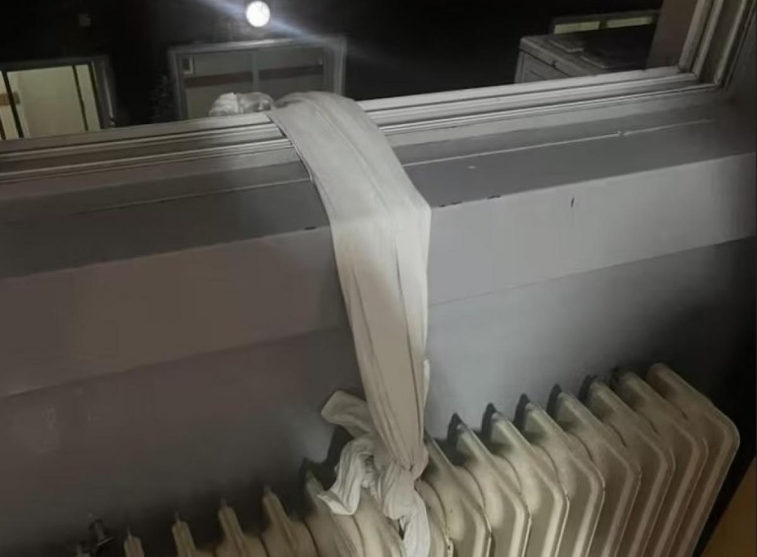 Con sábanas anudadas, las cuales amarró a una estufa, pudo escapar.