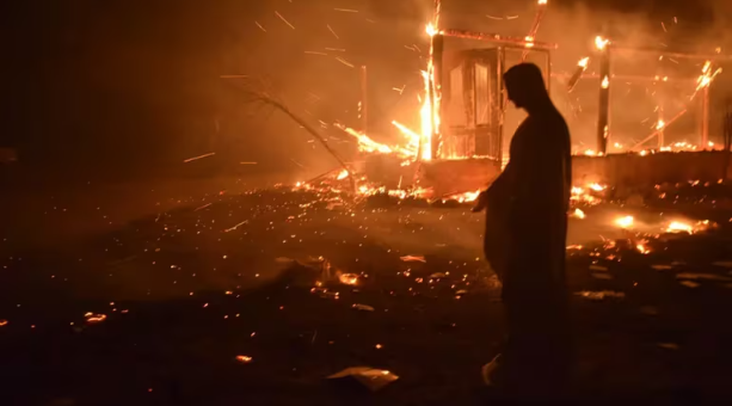 Imágenes impactantes: El fuego consumió un santuario, pero una Virgen quedó intacta