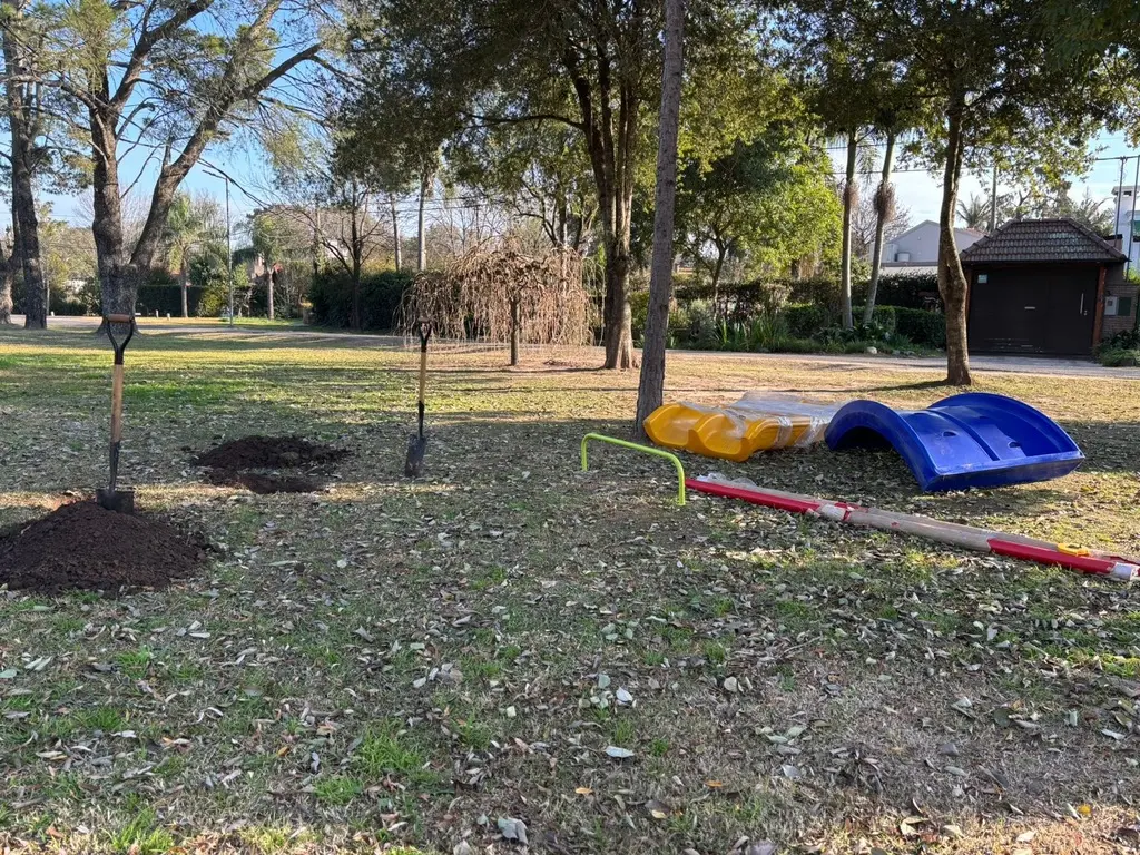 Colocan juegos infantiles en la Plazoleta "El mástil" del barrio Brigadier López