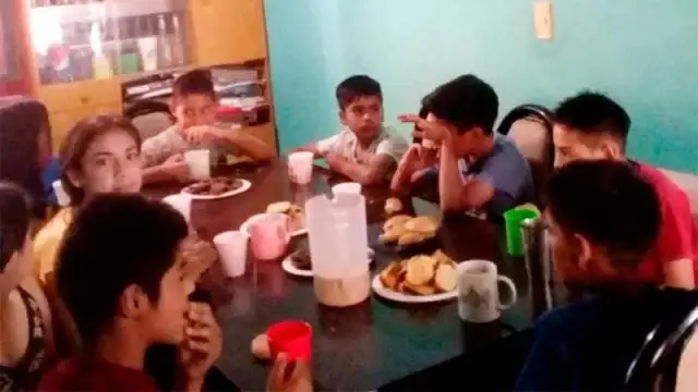 Niño de 10 años abrió un comedor en su casa para ayudar a sus amiguitos