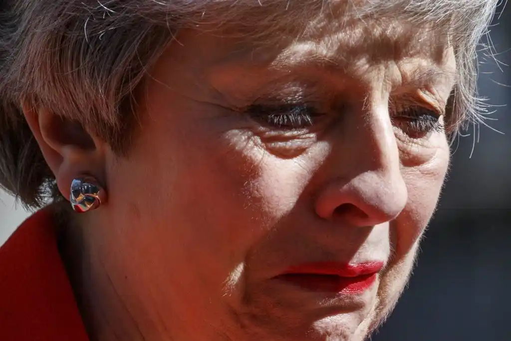 La primera ministra británica Theresa May dimitió, derrotada por un Brexit imposible