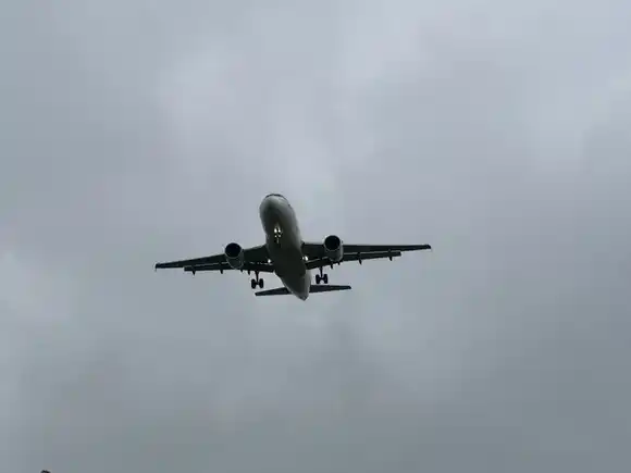 Aeronáutica Civil de Colombia reporta que el espacio aéreo venezolano "funciona con normalidad"