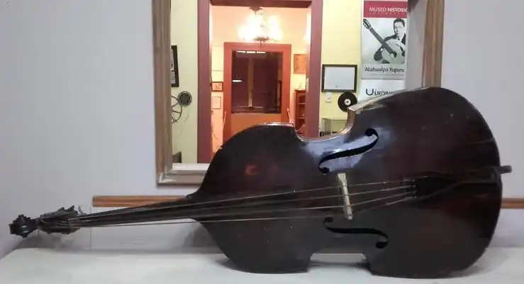 Donaron el Contrabajo de “Curda” Sánchez al Museo Histórico La Estación