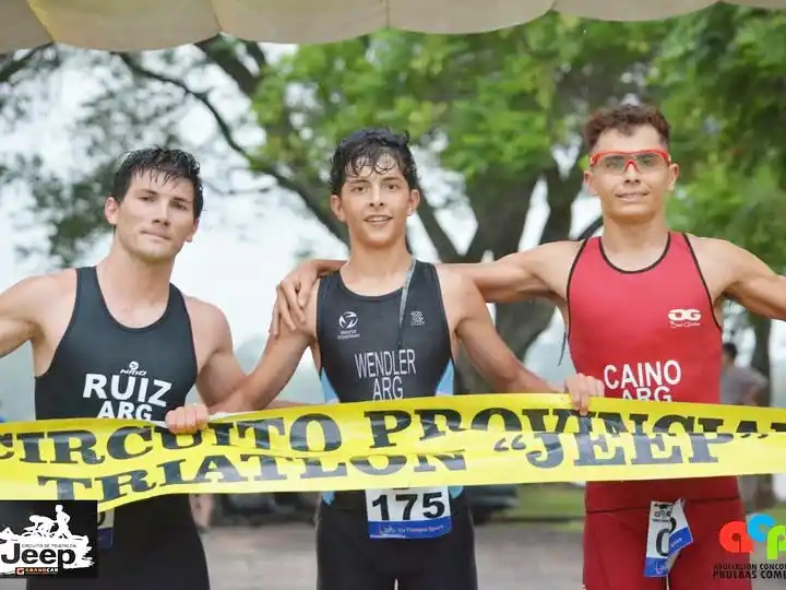 Agustín Wendler Kossmann, de La Paz y la concordiense Ana María Brunini ganaron el Triatlón en Federación