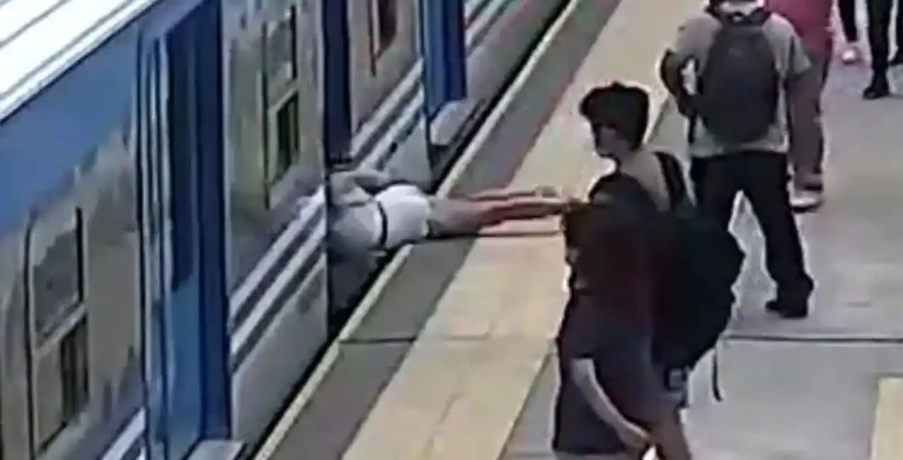 Una mujer cayó debajo del tren y salvó su vida de milagro