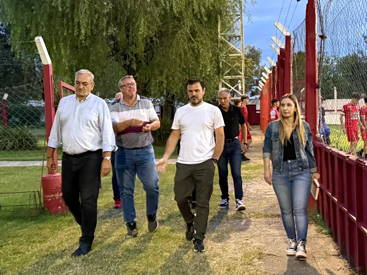 Alcides Calvo junto a Bárbara Chivallero y autoridades del Club Ferro.