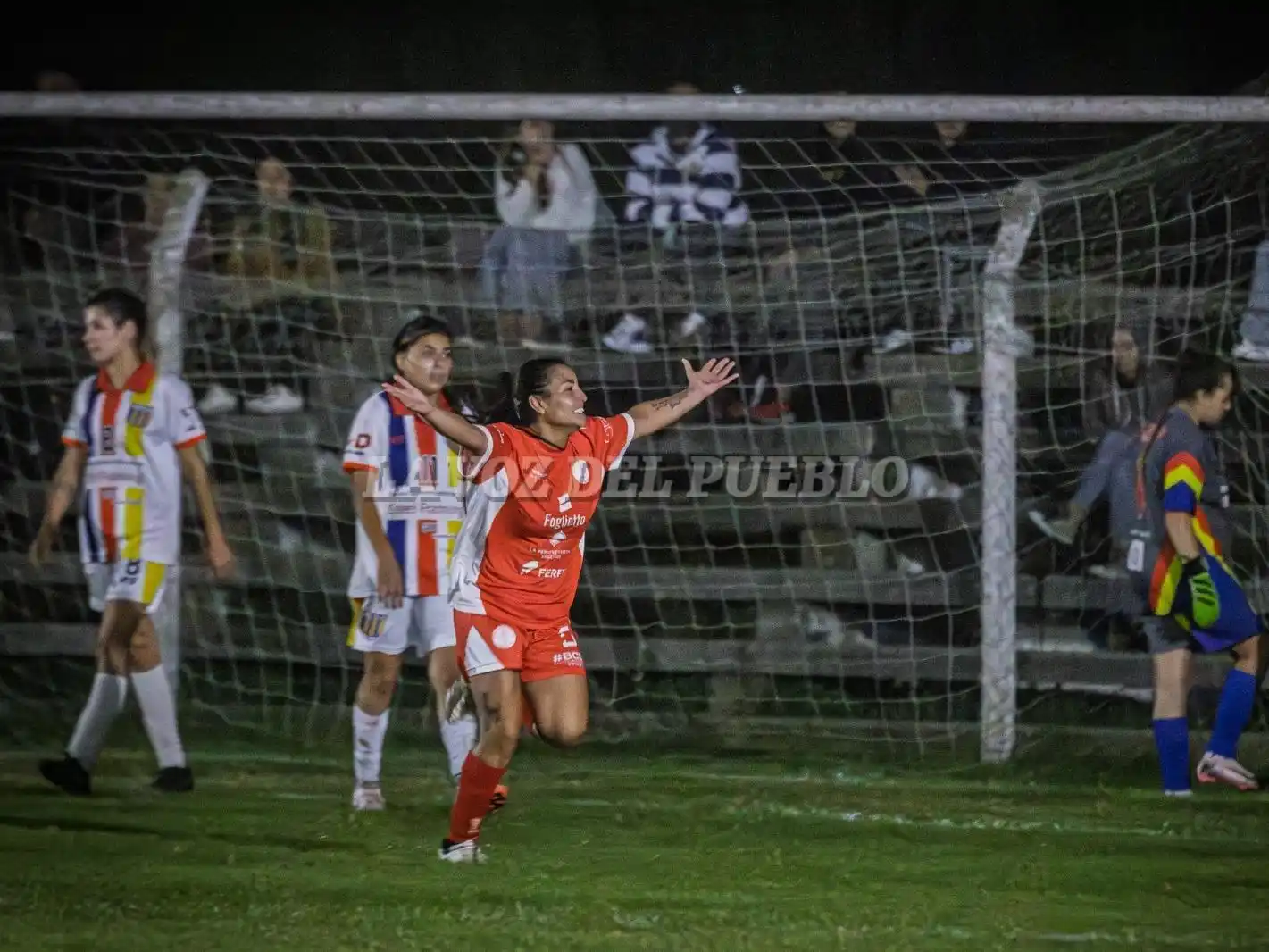 Huracán y Colegiales se enfrentan por la cima ( ALE ZYGAL)