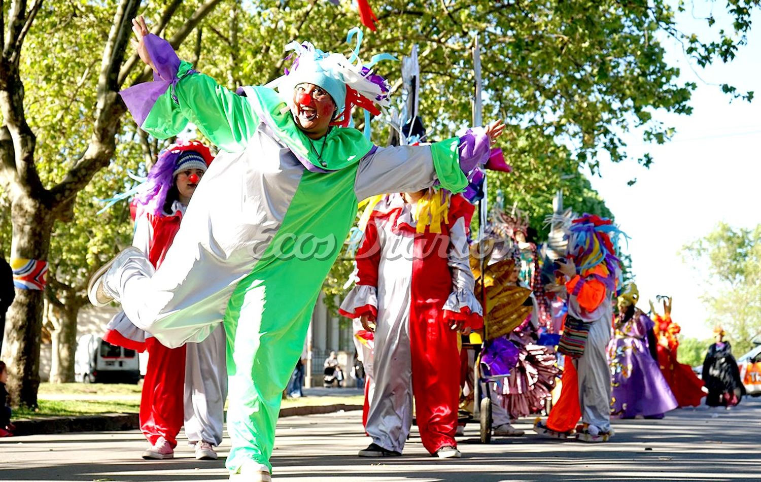 Arlequines. Se presentaron en la plaza y participarán del Festival