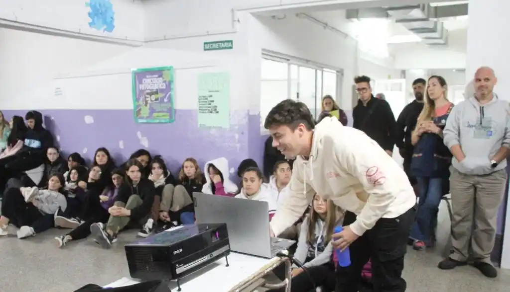 Charla informativa sobre los Juegos Bonaerenses en la Secundaria 10