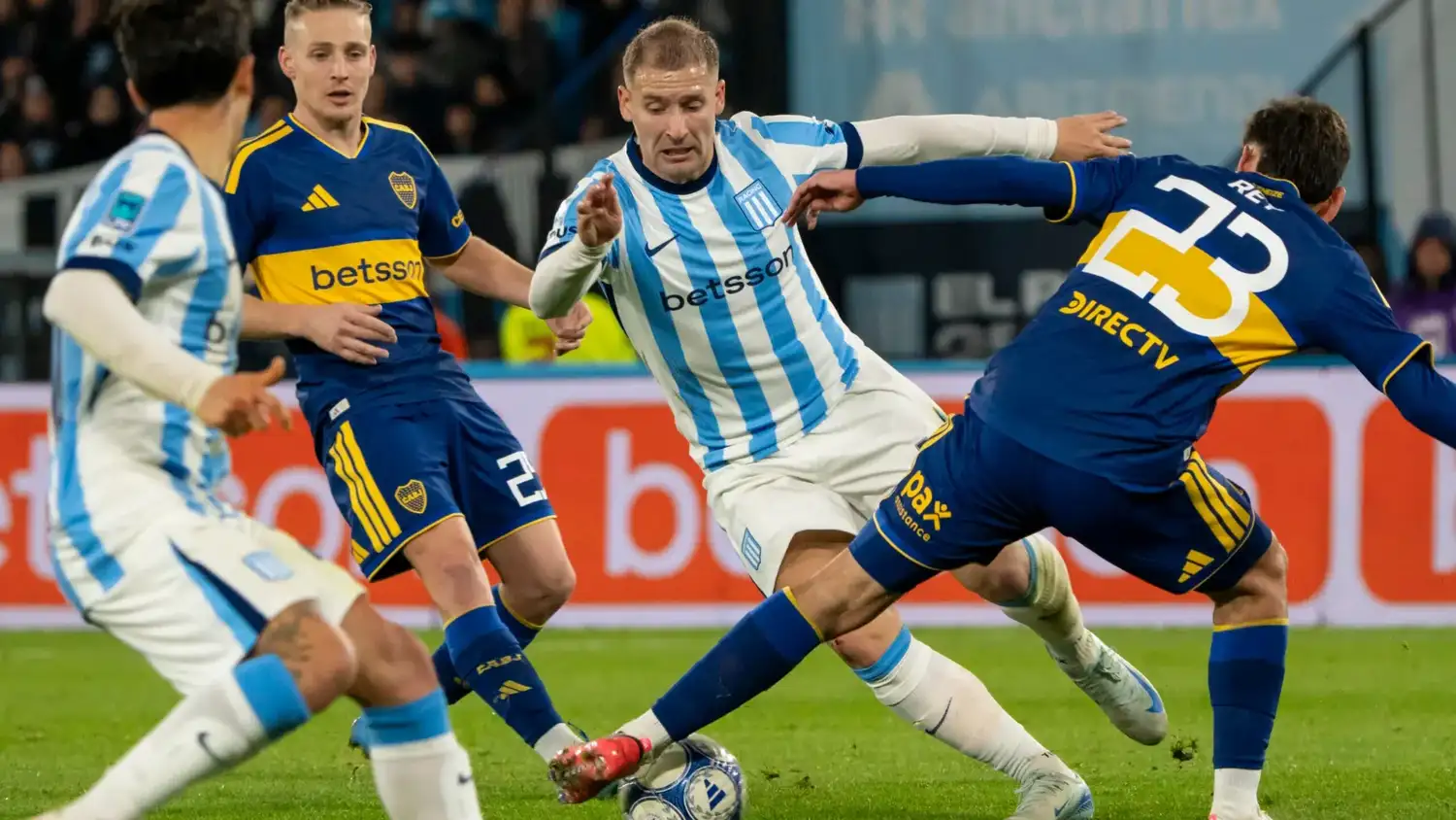 Miljevic busca superar a Rey Domenech, con Ascacíbar cerca.