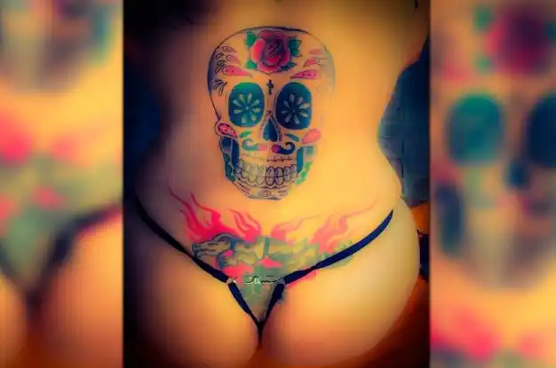 Daniela Cardone mostró sus tatuajes con una tanga ínfima y calentó Instagram